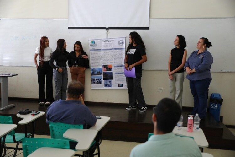 Alunas da EJA de SJB apresentam projeto sobre erosão costeira na UFRJ