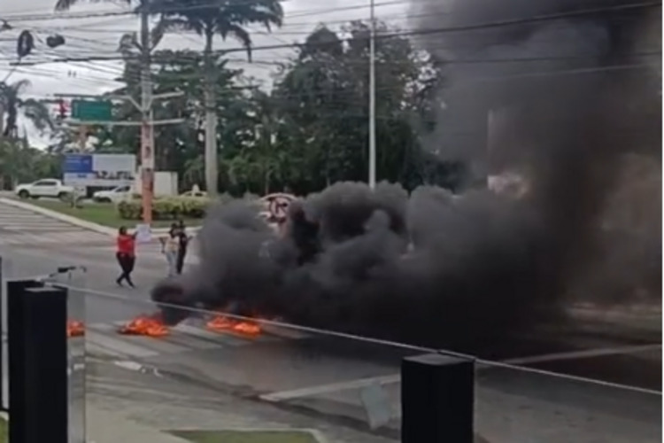 Protesto provoca congestionamento de hora e meia na BR-101, em Campos