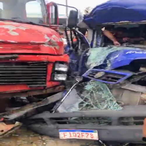 Acidente entre van e caminhão deixa um morto e nove feridos em Campos