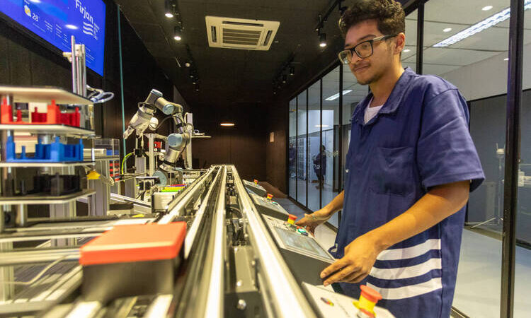 Firjan Senai Sesi lança programa de empregabilidade para unir alunos e empresas