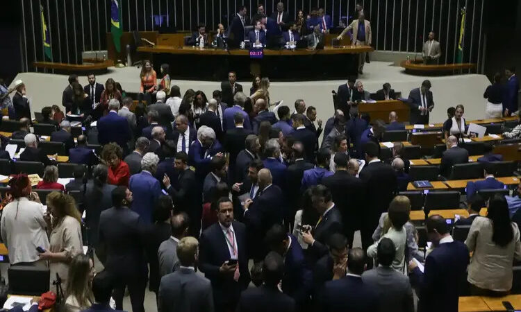 Câmara aprova isenção do IR para quem ganha até R$ 5 mil