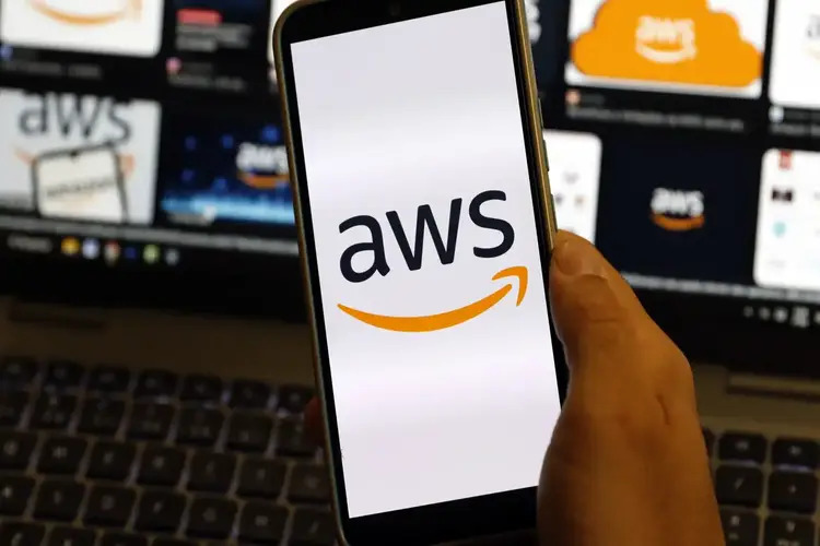 Apagão na nuvem da Amazon causa colapso digital e afeta centenas de serviços no mundo
