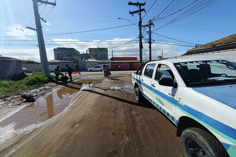 Mau exemplo em Rio das Ostras: Rio+Saneamento é flagrada despejando esgoto em vias públicas