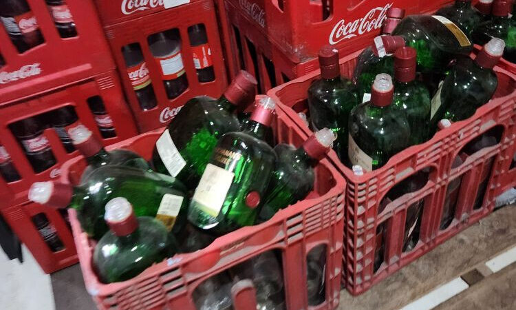 Visa intensifica fiscalização e encontra bebidas falsificadas e vencidas em Campos