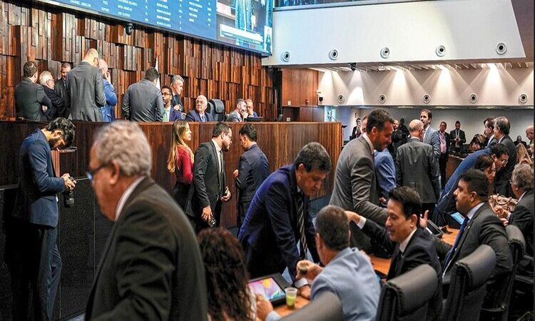 Alerj aprova projeto que permite retorno de PMs e bombeiros aposentados aativa