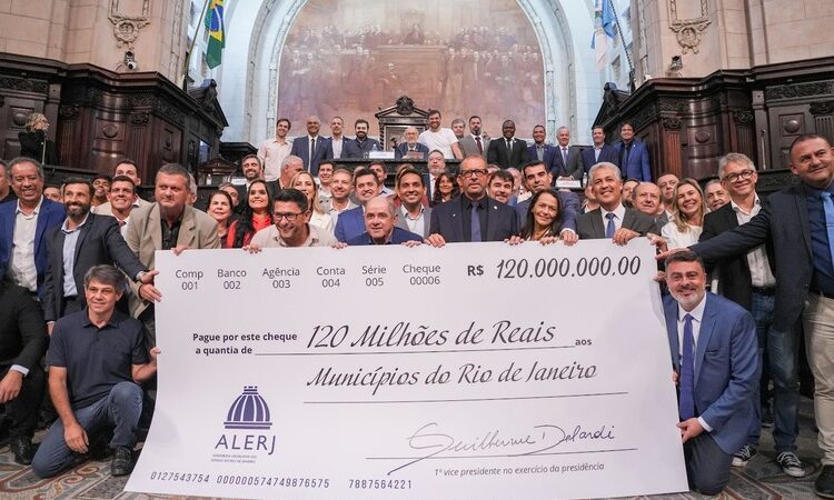 Alerj entrega cheques simbólicos do repasse de R$ 220 milhões a municípios e Estado