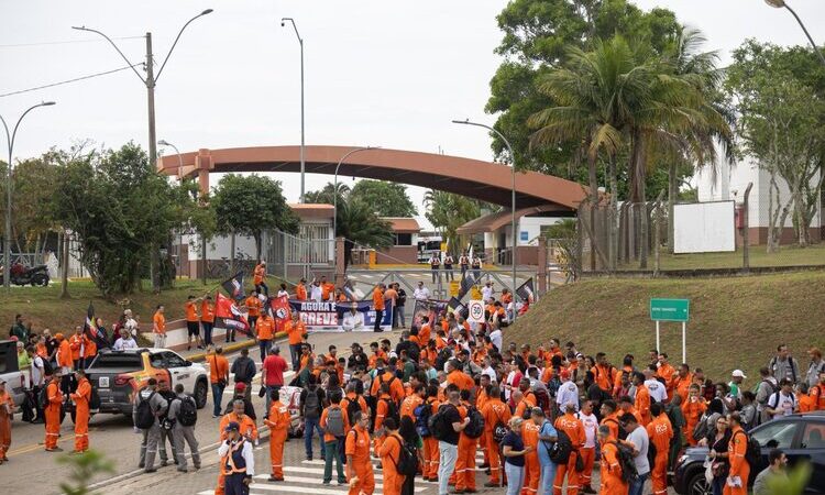 Greve dos petroleiros já atinge 28 plataformas na Bacia de Campos, diz Sindipetro-NF