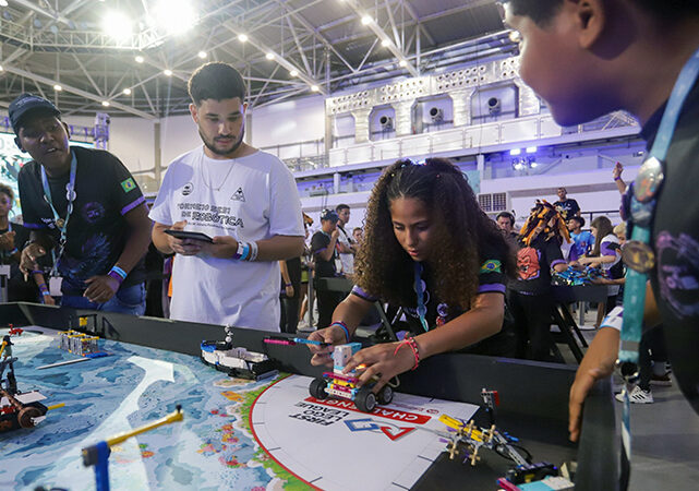 Vinte e dois alunos de Macaé participam de Torneio Regional de Robótica da Firjan Sesi