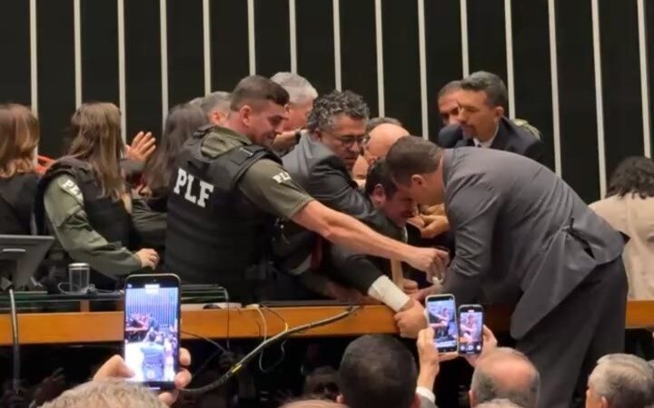 Sentou no lugar errado: deputado do PSOL é retirado a força da Câmara