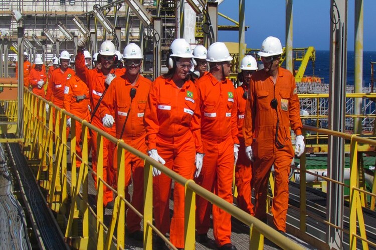 Petroleiros aprovam greve nacional a partir de segunda-feira