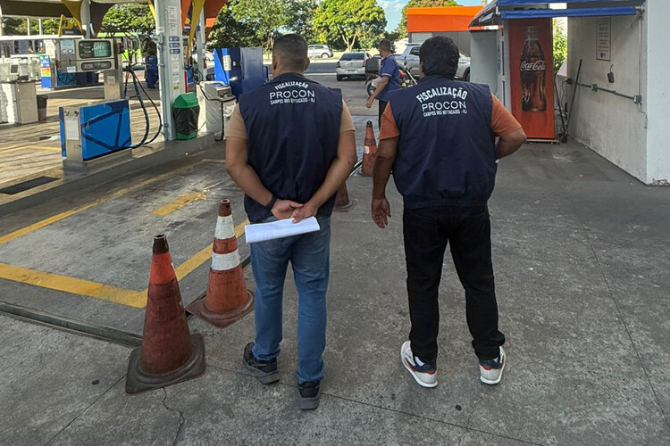Procon Campos autua posto de combustíveis por fraude em bombas