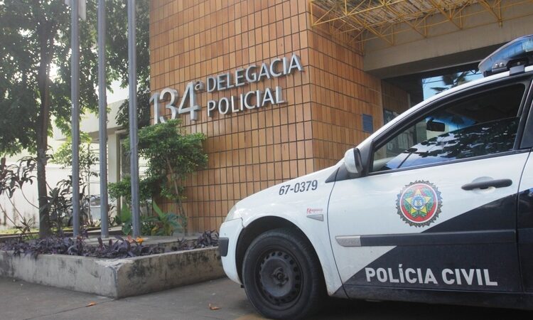 Homem morre baleado ao lado da esposa no interior do carro da família em Campos