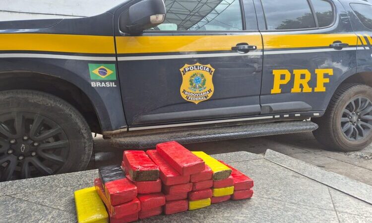 PRF apreende 18 quilos de maconha dentro de um veículo, em Campos