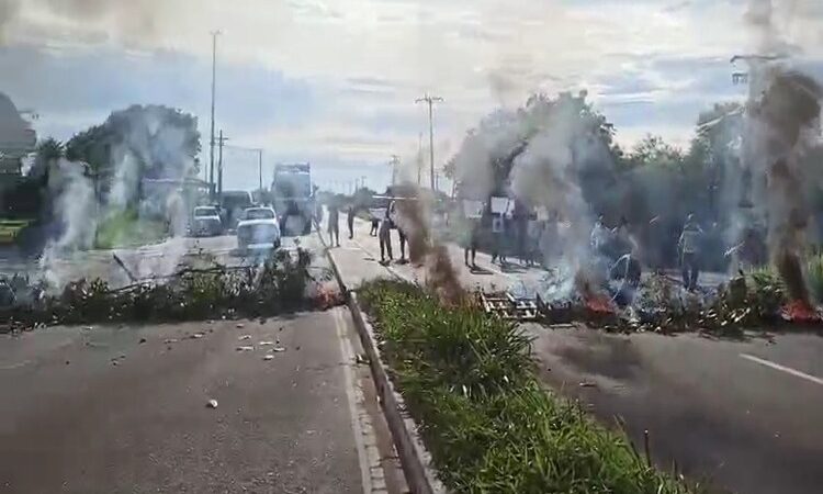 Manifestantes interditam BR-356 e pedem justiça pela morte de casal, em SJB