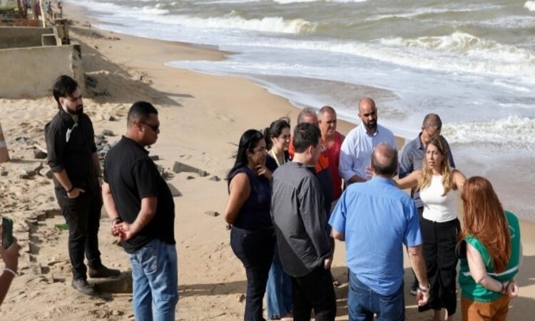 Prefeita Carla Caputi participa de vistoria técnica em praias afetadas pela erosão em SJB