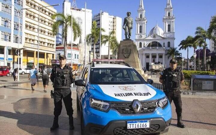 Cláudio Castro oficializa reajuste de 166% no auxílio-alimentação da Polícia Militar