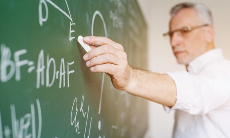 Professores podem acumular cargo público, decide Congresso