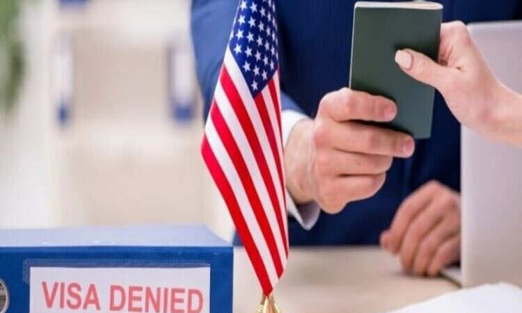 EUA suspendem vistos de imigração para Brasil e outros 74 países