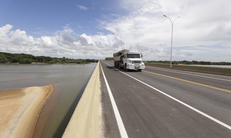 Ponte da Integração que liga Campos, SJB e SFI completa um ano