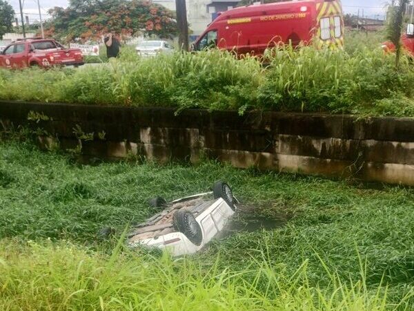 Um dos ocupantes do carro que caiu no Canal do Saco morre no HFM, em Campos