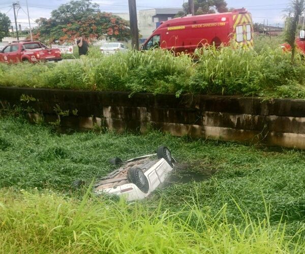 Um dos ocupantes do carro que caiu no Canal do Saco morre no HFM, em Campos
