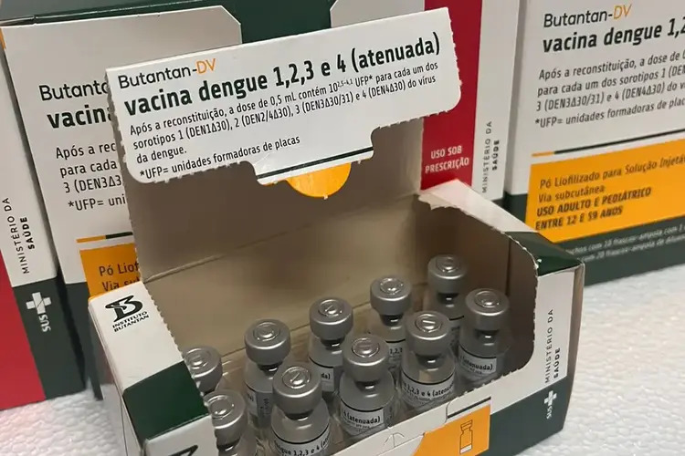 Os 92 municípios fluminenses começam a receber vacina contra a dengue
