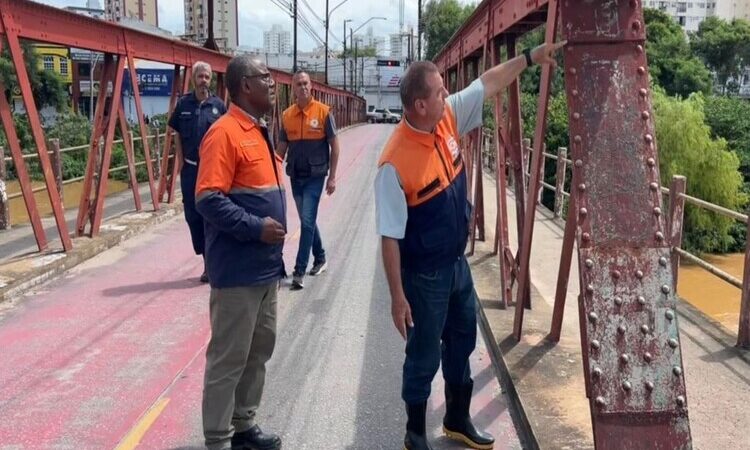 Ponte Barcelos Martins é interditada pela Defesa Civil, em Campos