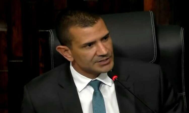 Douglas Ruas é eleito presidente da Alerj e promete diálogo