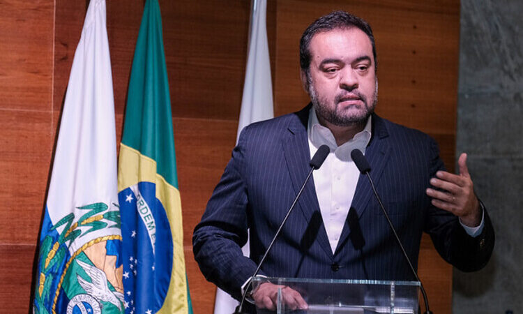 Cláudio Castro oficializa renúncia ao Governo do Estado para se candidatar ao Senado