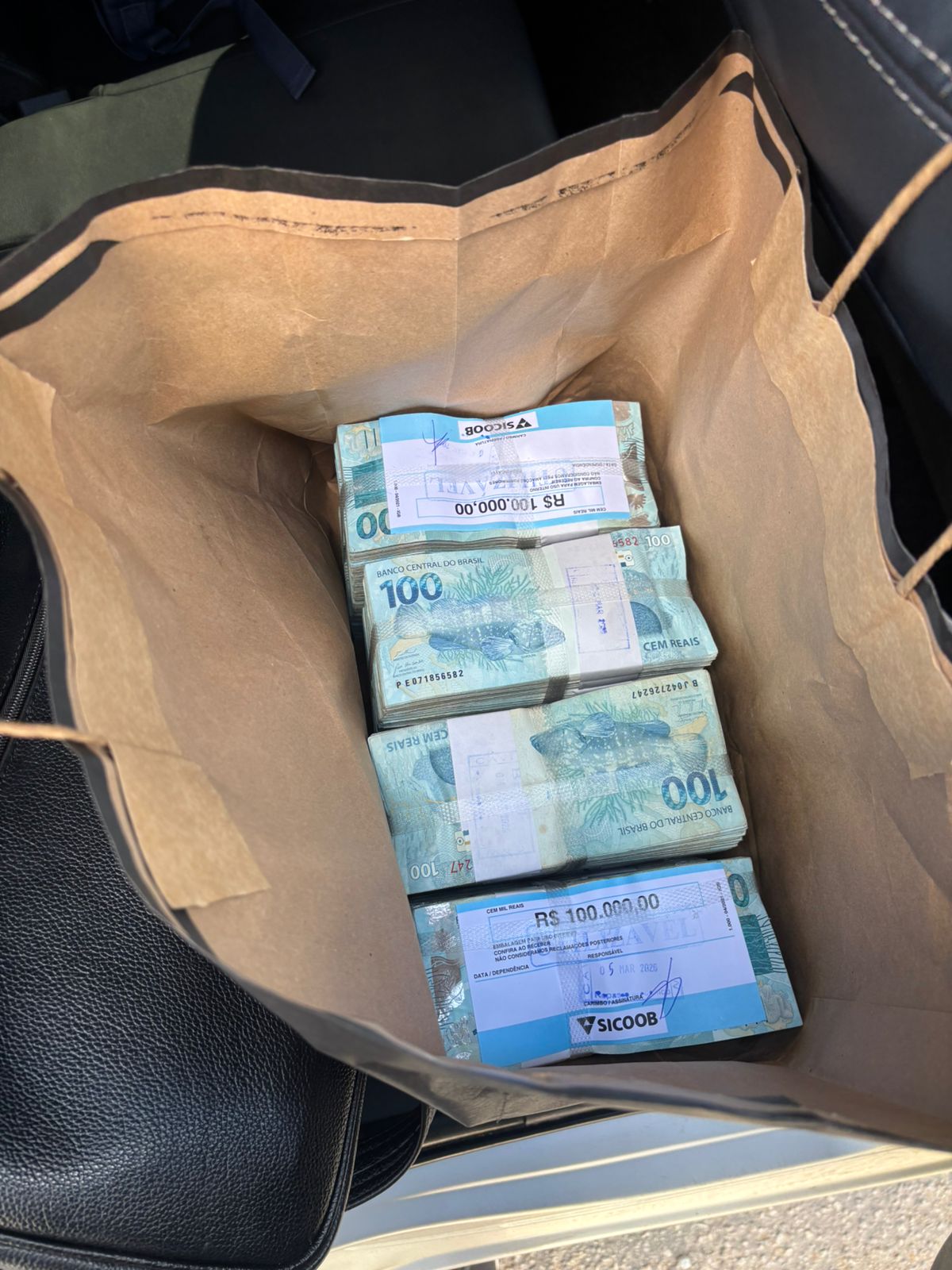 PF apreende com empresário cerca de R$ 400 mil em espécie, em Campos