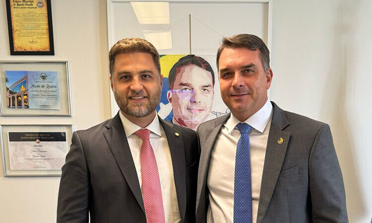 Prefeito de Campos, Wladimir Garotinho flerta com o PL a convite de Flávio Bolsonaro