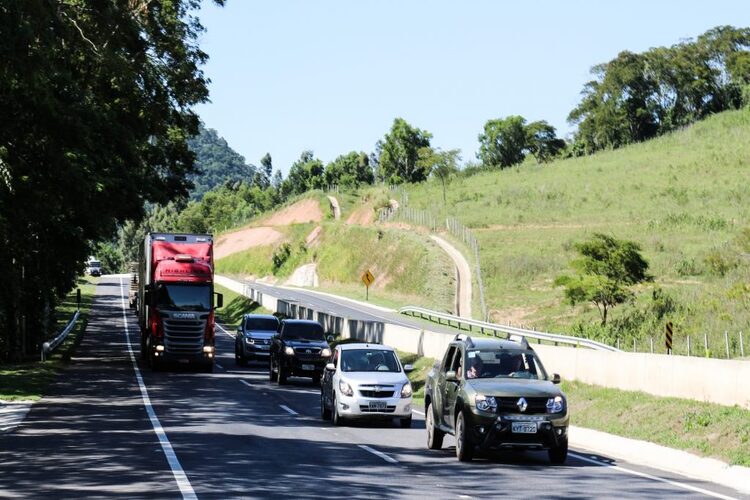 Mais de 450 mil veículos são esperados na BR‑101 durante o feriado de Páscoa