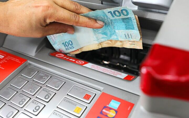 Servidores do estado passam a receber no 1º dia do mês