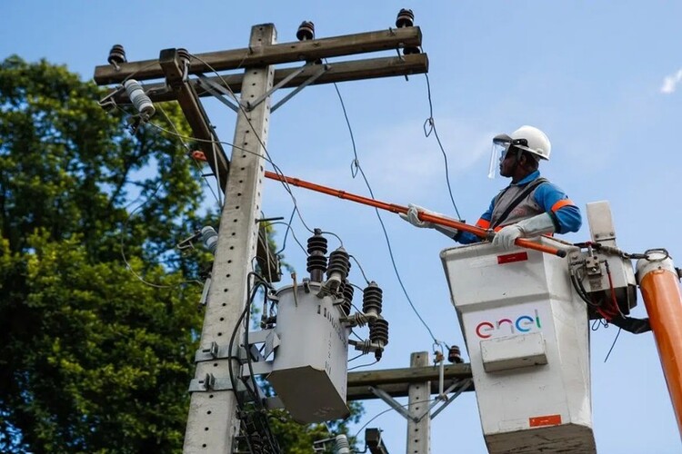 Enel abre inscrições para contratar 950 eletricistas
