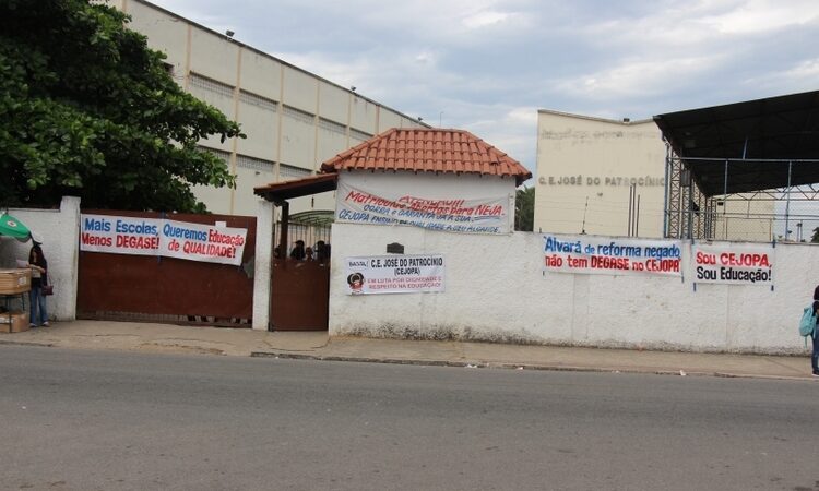 Aluna de escola de Campos agride a diretora