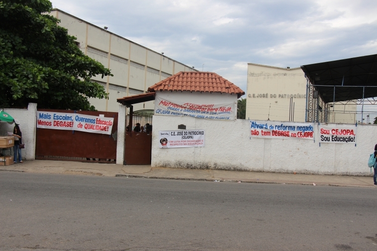 Aluna de escola de Campos agride a diretora