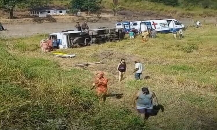 Ônibus tomba em Santo Eduardo, interior de Campos, e deixa 26 feridos