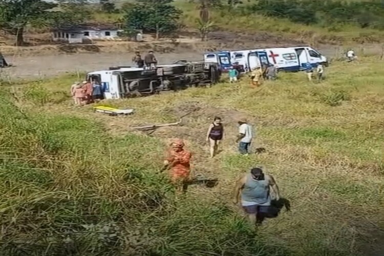 Ônibus tomba em Santo Eduardo, interior de Campos, e deixa 26 feridos