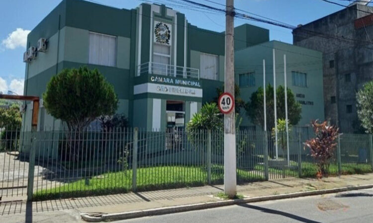 Suspeita de ‘rachadinha’: mandados de busca e apreensão cumpridos na Câmara de São Fidélis