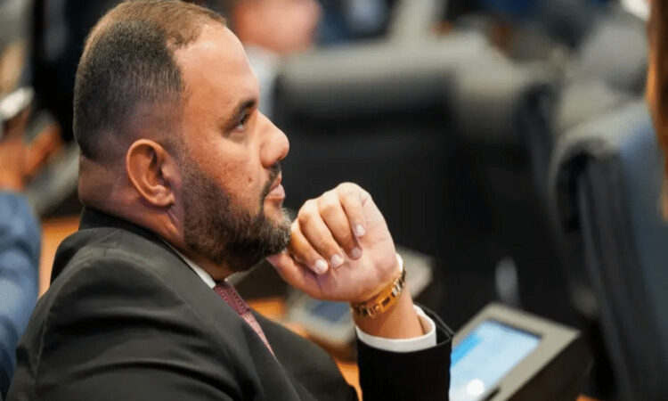 Alerj decide afastar Thiago Rangel