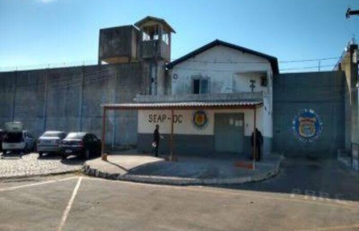 Seis policiais penais são presos por entrada de drogas e celulares em presídios de Campos