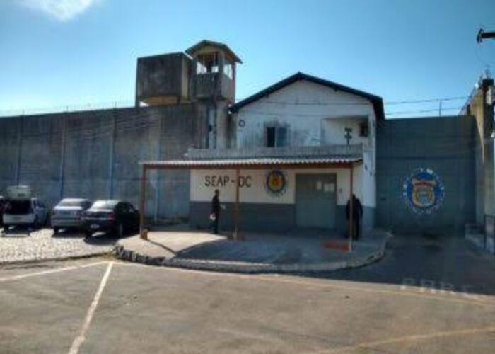 Seis policiais penais são presos por entrada de drogas e celulares em presídios de Campos