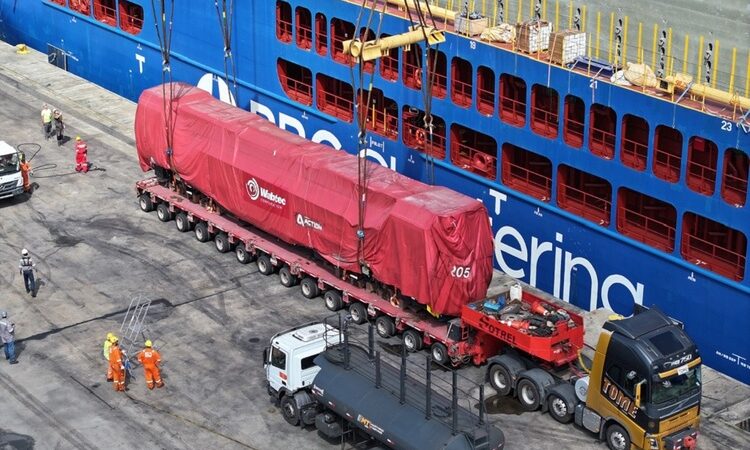Para a Austrália: Porto do Açu realiza primeira exportação de locomotiva