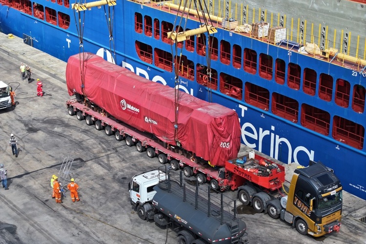 Para a Austrália: Porto do Açu realiza primeira exportação de locomotiva