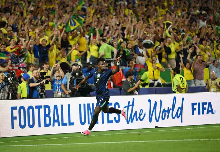 Brasil vence a primeira na Copa do Mundo