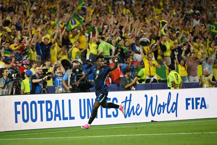 Brasil vence a primeira na Copa do Mundo