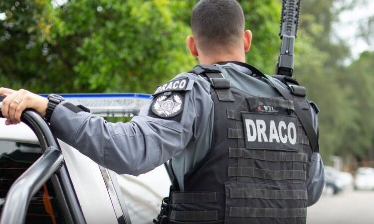 Operação busca desarticular facção por tráfico interestadual em Macaé e Nova Iguaçu