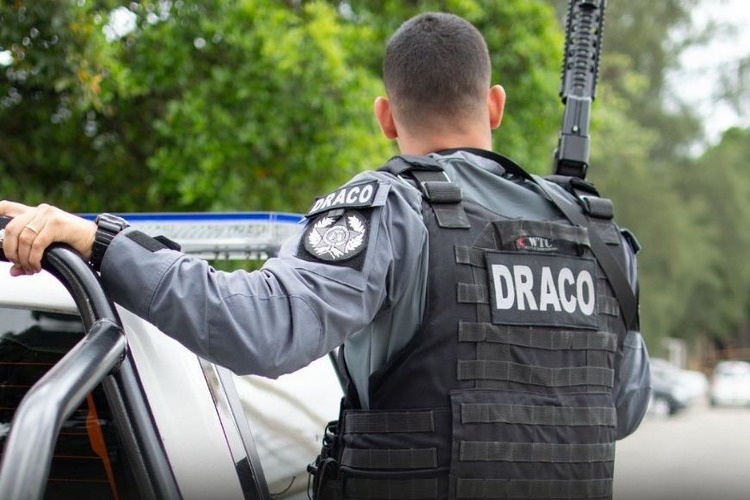 Operação busca desarticular facção por tráfico interestadual em Macaé e Nova Iguaçu
