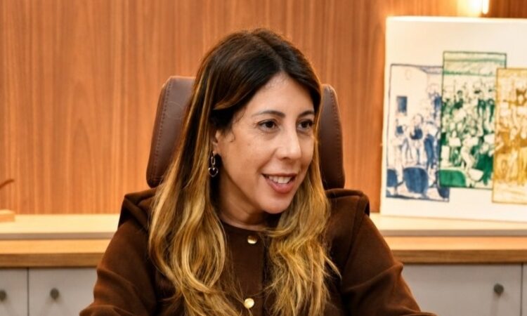 Carla Caputi anuncia a antecipação da primeira parcela do 13º em SJB