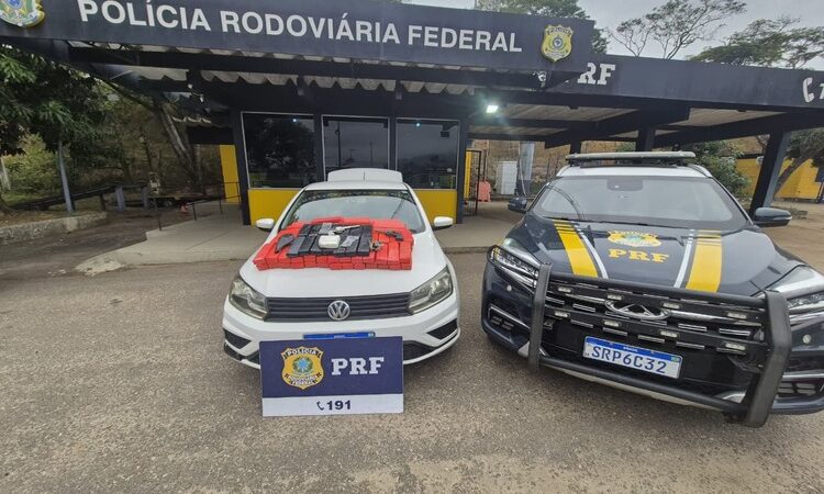 PRF apreende arma e 86 tabletes de maconha e cocaína na BR-101, em Campos